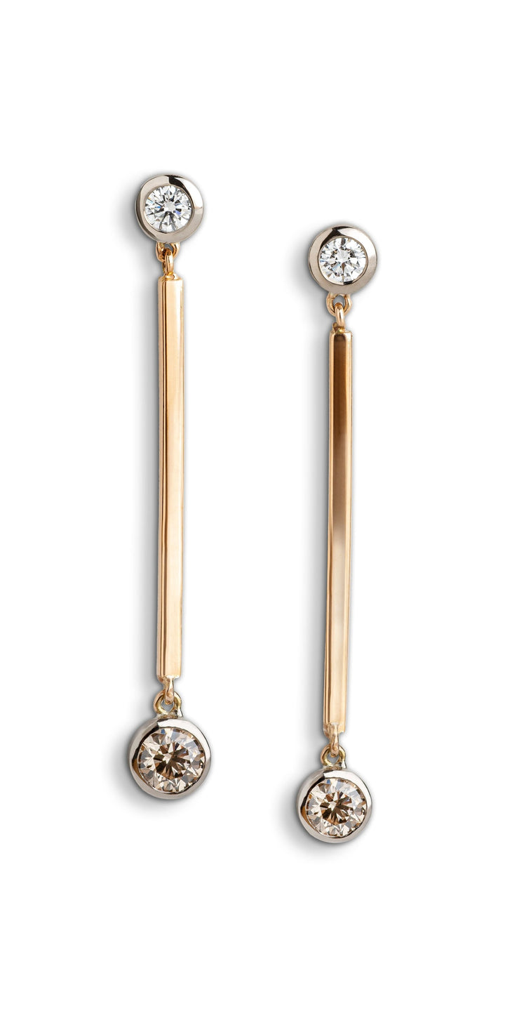 Ohrstecker aus Roségold mit kleinem Brillanten in feiner Tropfenform.