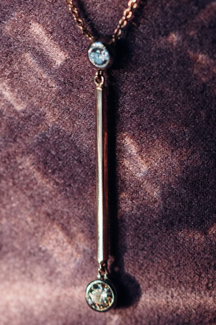 Valentina Collier aus Roségold mit Longline-Design und zwei fein eingefassten Diamanten, präsentiert auf einer samtigen Schmuckbox.