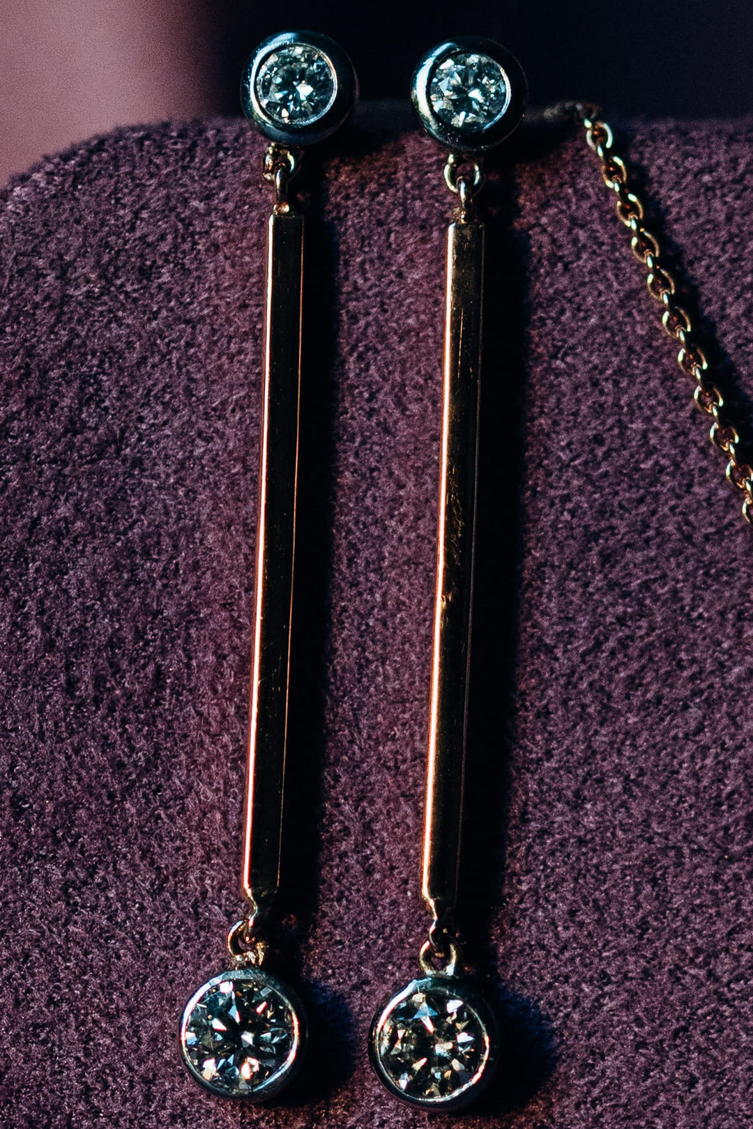 Valentina Schmuckset aus Collier und passenden Longline-Ohrhängern mit Diamanten in Roségold, stilvoll arrangiert auf einer Schmuckpräsentation.“