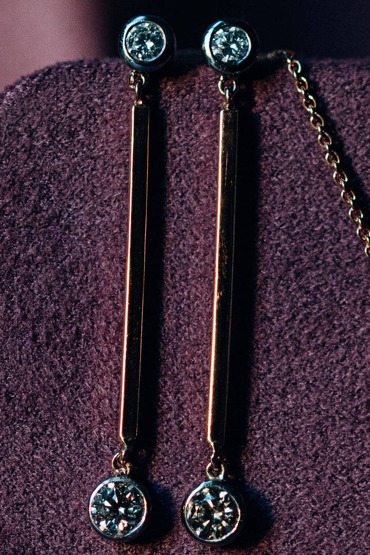 Valentina Schmuckset aus Collier und passenden Longline-Ohrhängern mit Diamanten in Roségold, stilvoll arrangiert auf einer Schmuckpräsentation.“