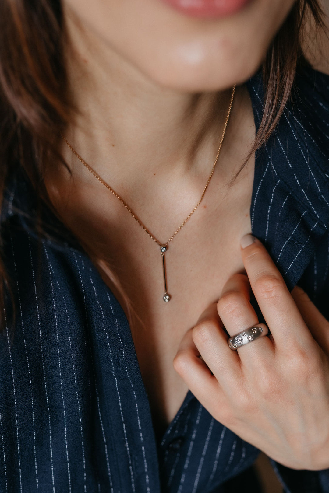 Detailaufnahme der Valentina-Halskette aus Gelbgold mit Diamanten im Dekolleté einer Person.