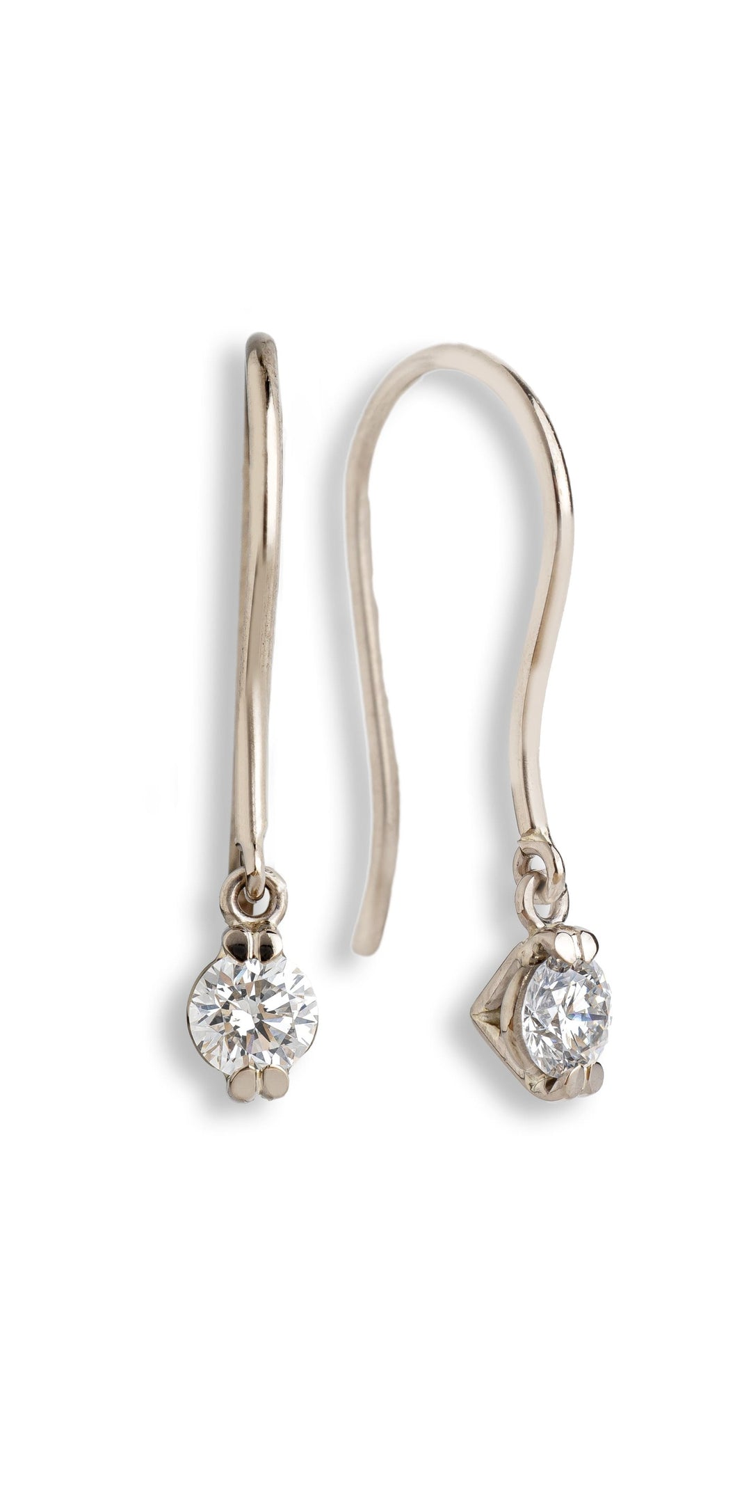 Weißgoldene Ohrhänger mit runden Brillanten in filigraner Krappenfassung.